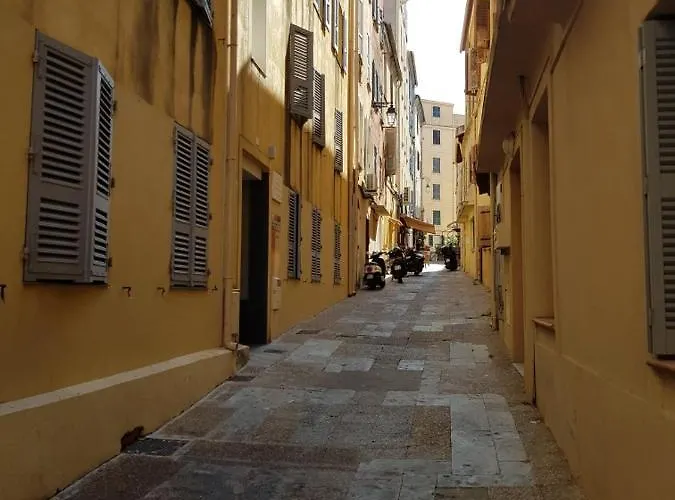 Cathedrale Au Coeur De La Citee Imperiale Pour 3 A 4 Pers Proche Des Belles Plages Et De Toutes Commodites Port A 2mn